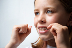 votre-dentiste-a-paris-recommande-le-fil-dentaire-pour-les-enfants-dentiste-paris-19